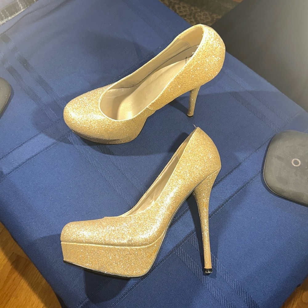 Heart in D" Designer gold platform high heels size  9